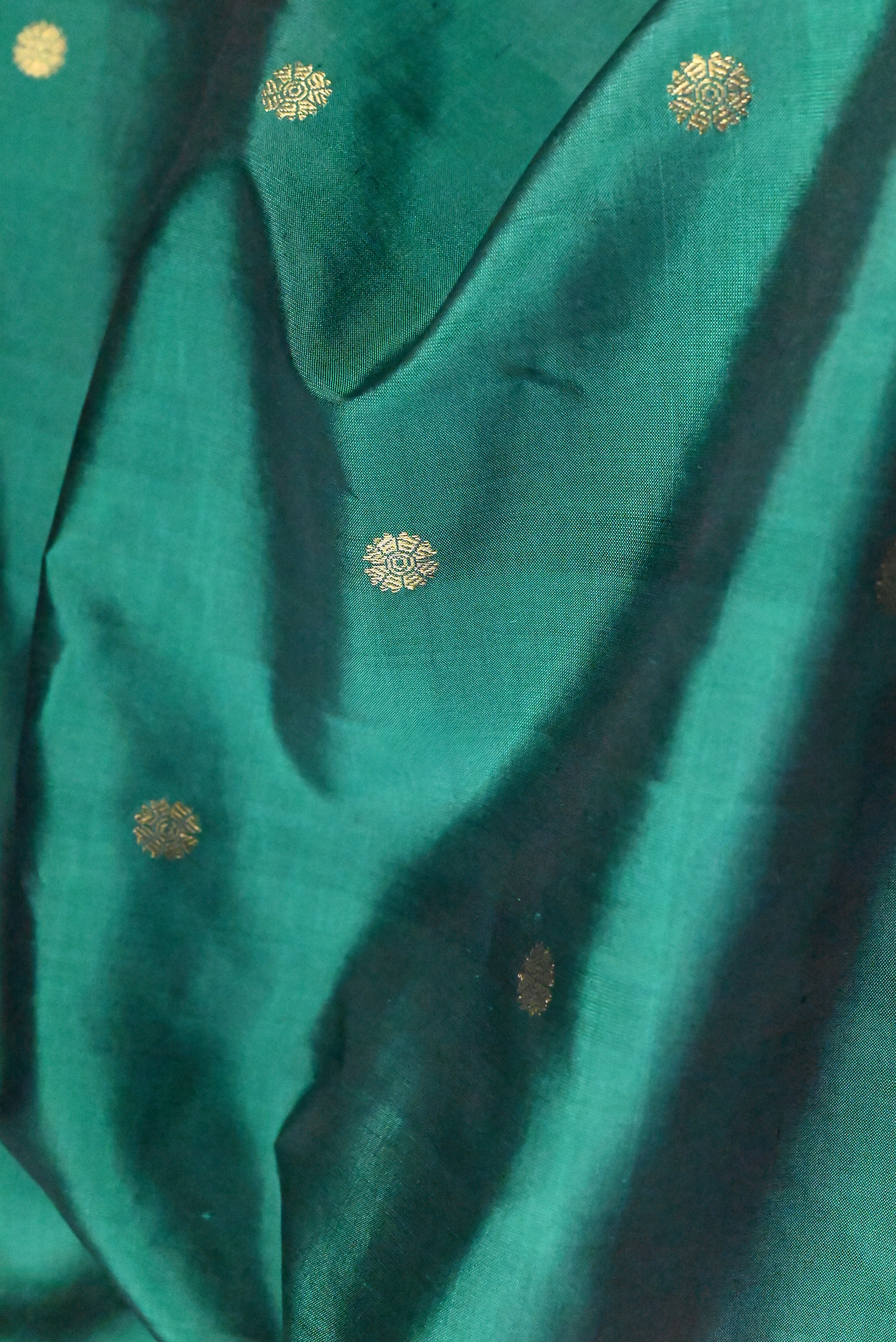 Parvai Molakalmuru Silk Sari : Dhruvi